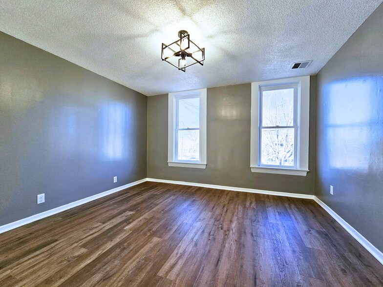 Living Room - 358 Baker St W