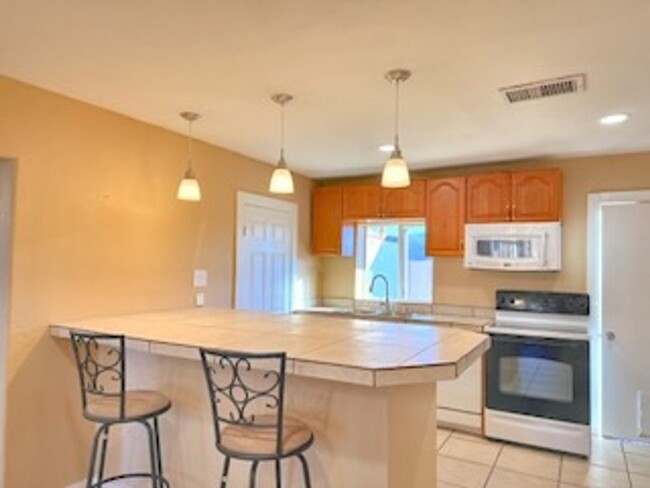 Building Photo - Spacious 4-Br Home W/Modern Upgrades – Ope...