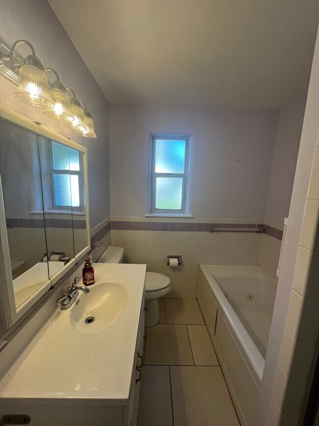 Building Photo - 1110 S Riverside Dr