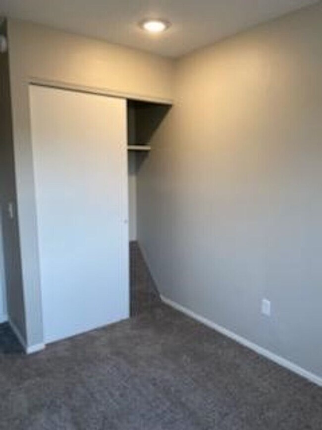 Building Photo - 5415 N Linwood Ave