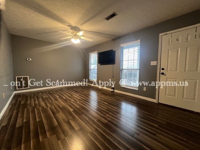 Building Photo - Location!!!!