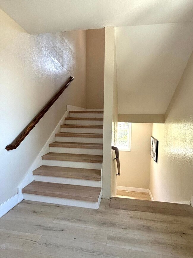 Building Photo - Stylishly Remodeled 2-Bedroom Gem in Redwood City