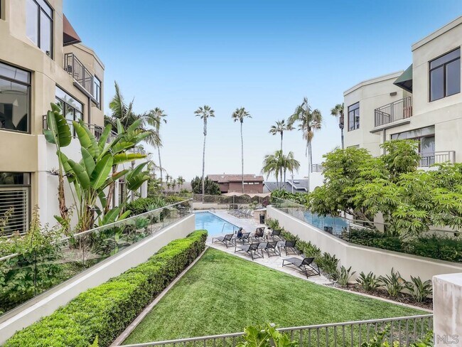 Building Photo - 5490 La Jolla Blvd