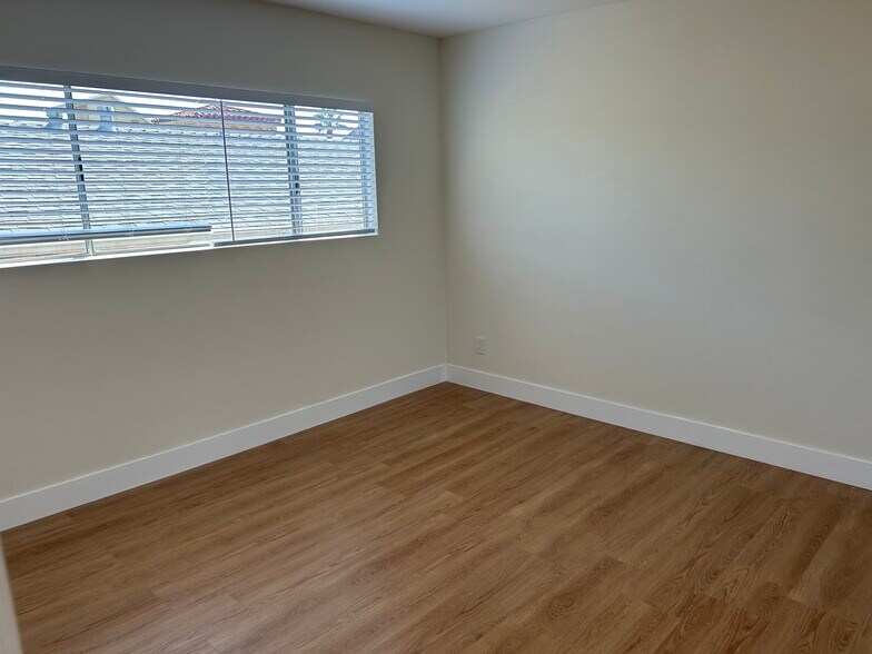 Bedroom #2 with en-suite bathroom #2 - 1137 12th St