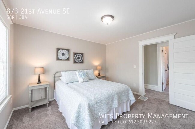 Building Photo - 873 21st Ave SE