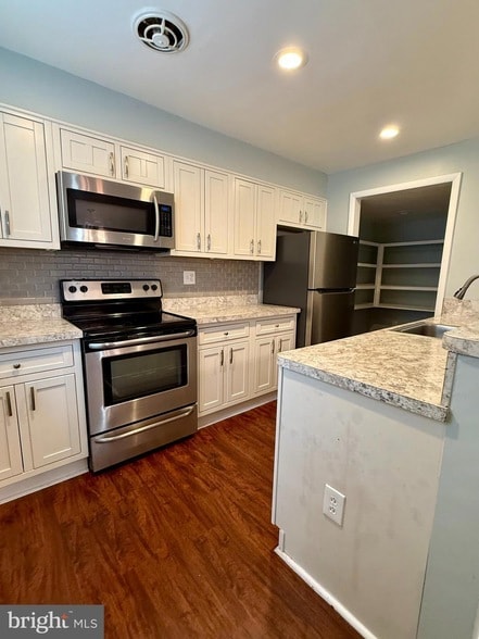 Building Photo - 6526 Beechwood Dr