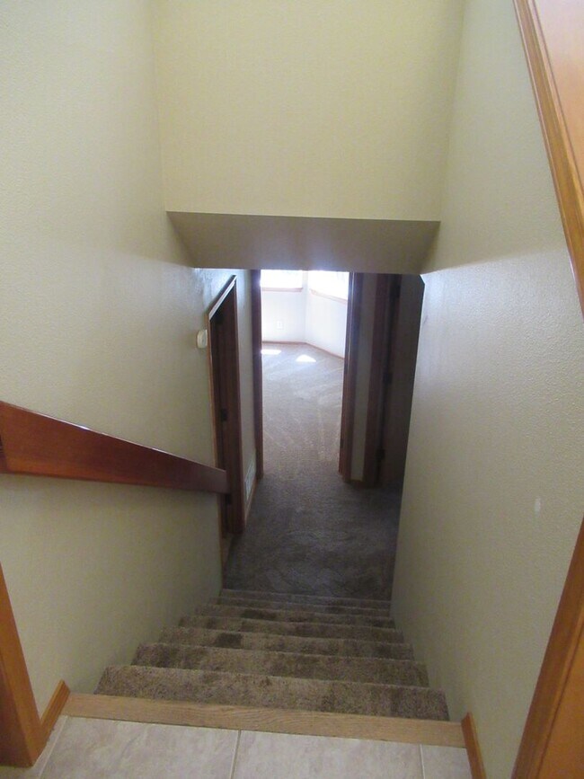 Building Photo - Split Level Two Bedroom Duplex