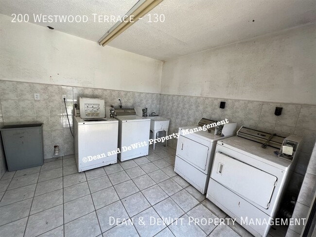 Building Photo - 2/1.5 Townhome w/ Pool - For Rent