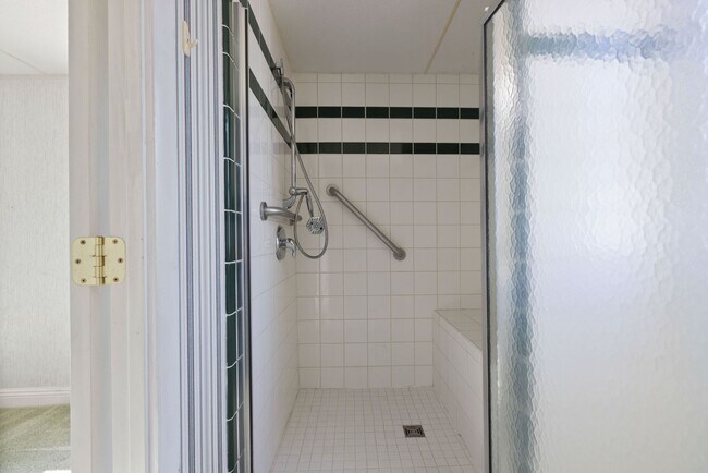 Building Photo - Large manufactured home