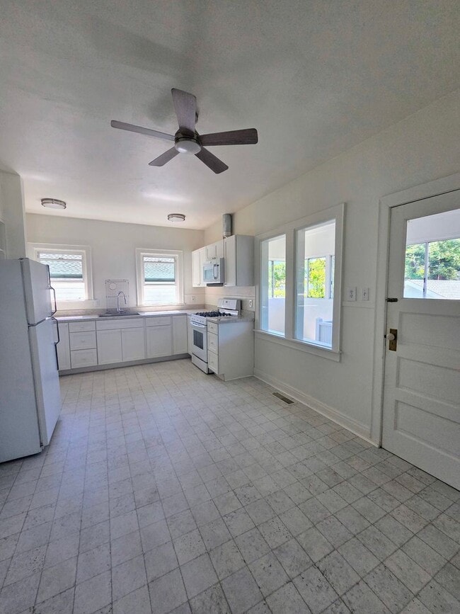 Building Photo - Charming Downtown Petaluma Gem - 3bed 1.5 Bath Available Now !