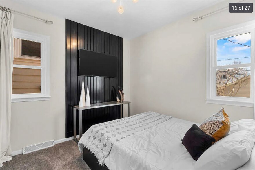 Building Photo - 2048 S 70th St