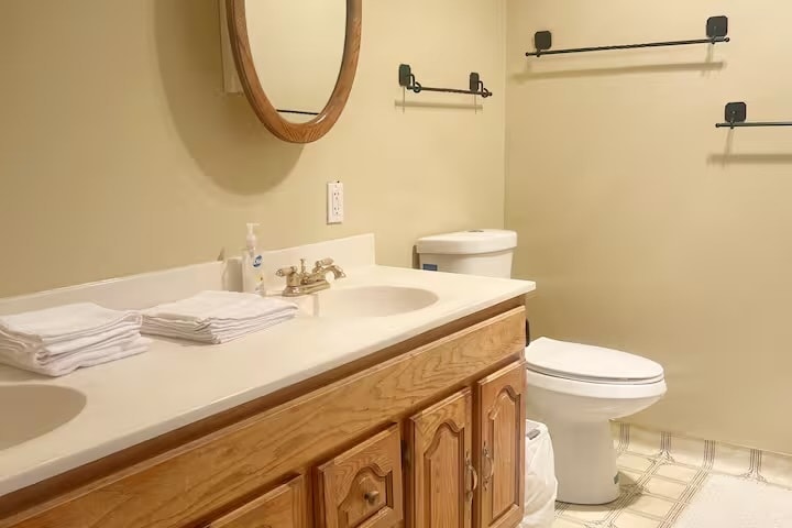 Full master bathroom. - 2411 Glacier Dr