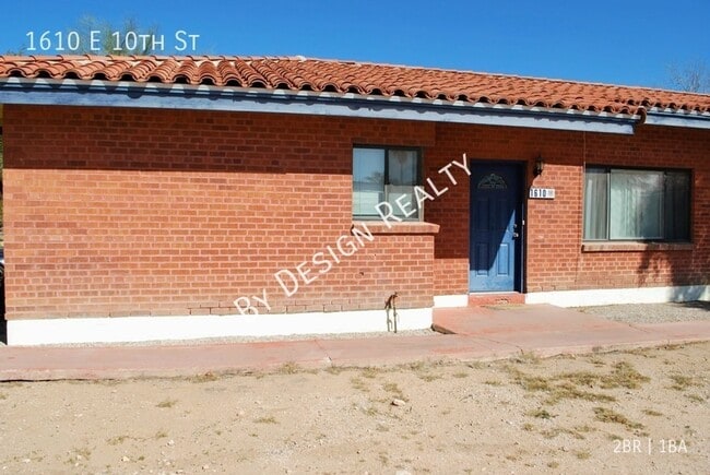 Building Photo - Updated 2 Bedroom 1 Bath - Quick Walk/Bike...