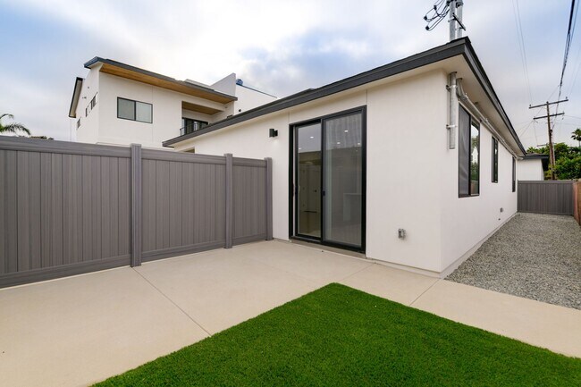 Building Photo - 5142 Los Robles Dr