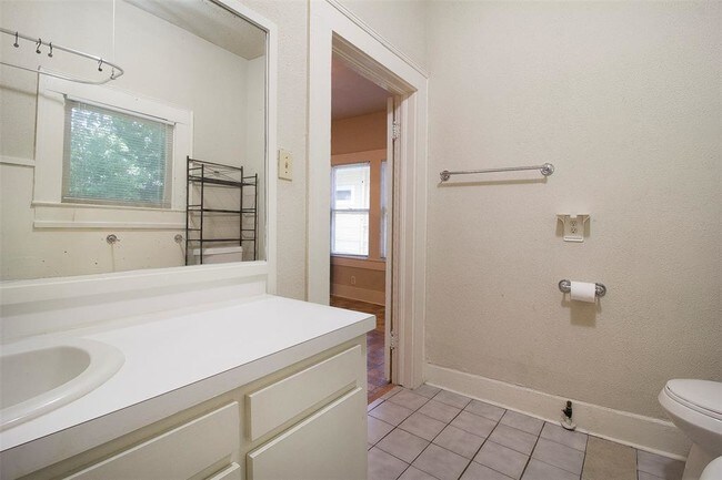 Building Photo - 303 Northwood St