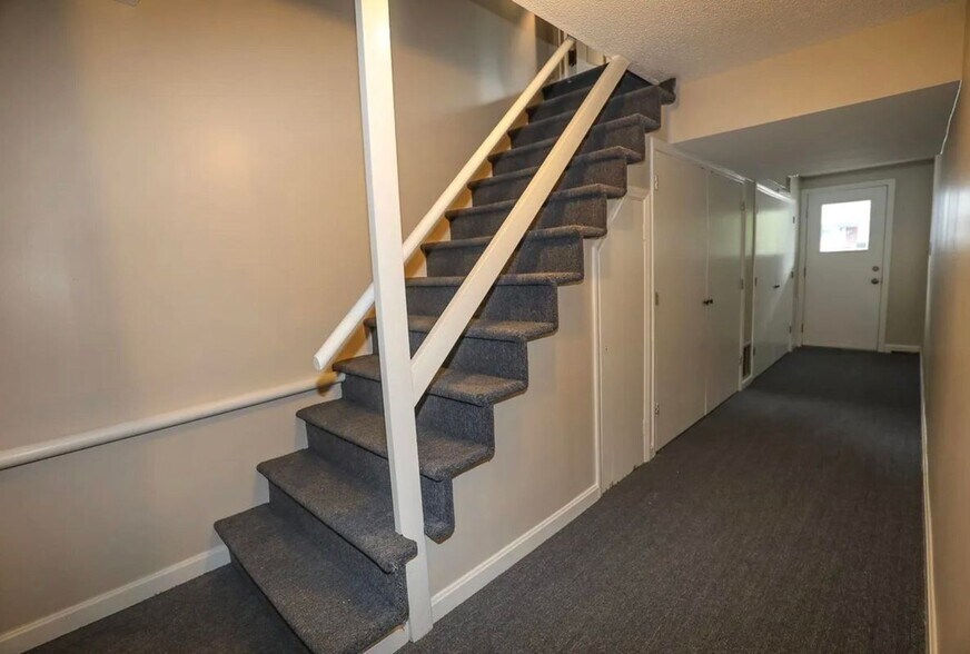 Building Photo - 2 Bluestone Dr