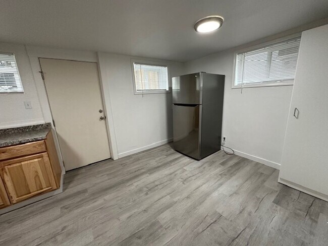 Building Photo - 230 SE 6th Ave