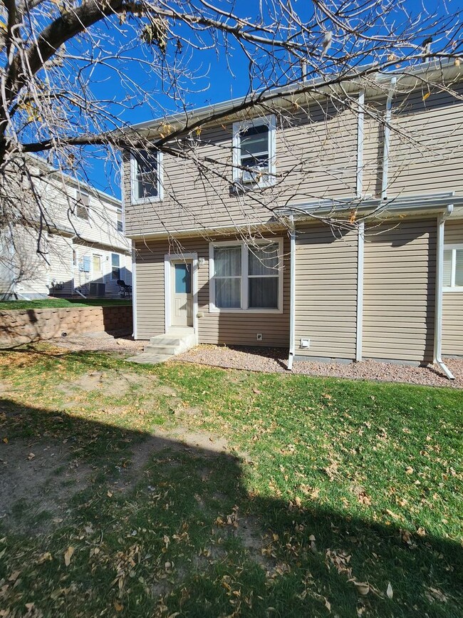 Building Photo - Beautiful Townhome