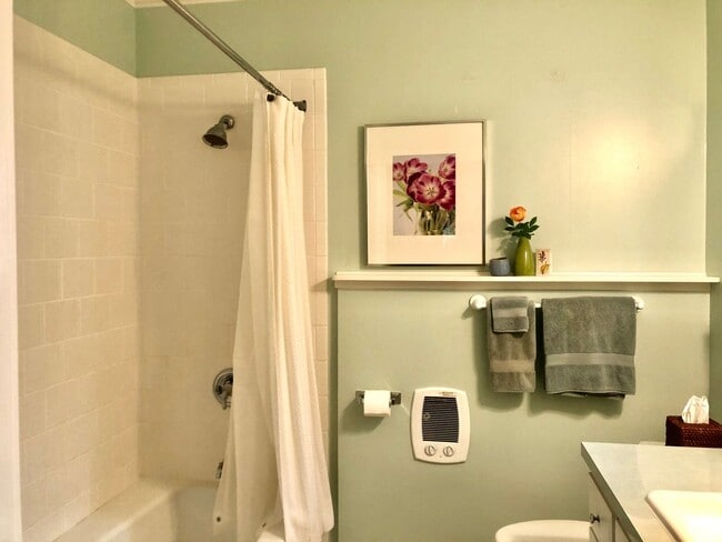 Building Photo - Charming oversized one bedroom cottage nestled quietly among a beautiful Bainbridge oasis