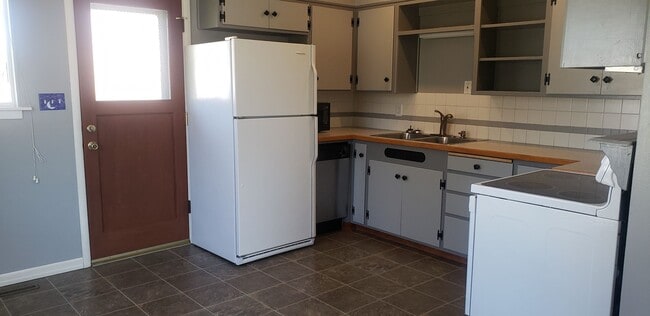 Building Photo - Available June 10th 3-bedroom, 2 bath home on a corner lot near Hamblen Elementary School