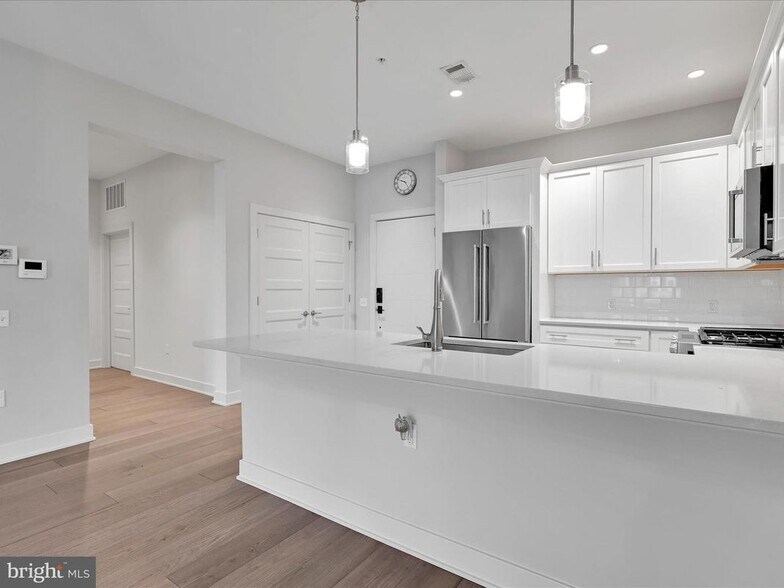 Building Photo - 575 S Goddard Blvd