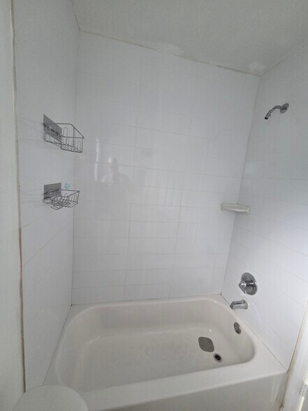 Building Photo - 902 NE 40th St