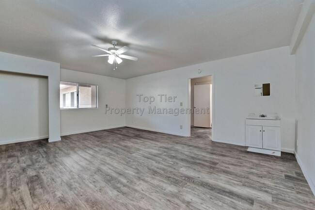 Building Photo - ***Beautiful 6 bed / 3 bath / 2,113 sqft H...