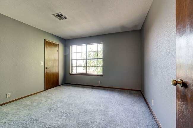Building Photo - Cozy 2x1.5 Apartment in Oklahoma City loca...