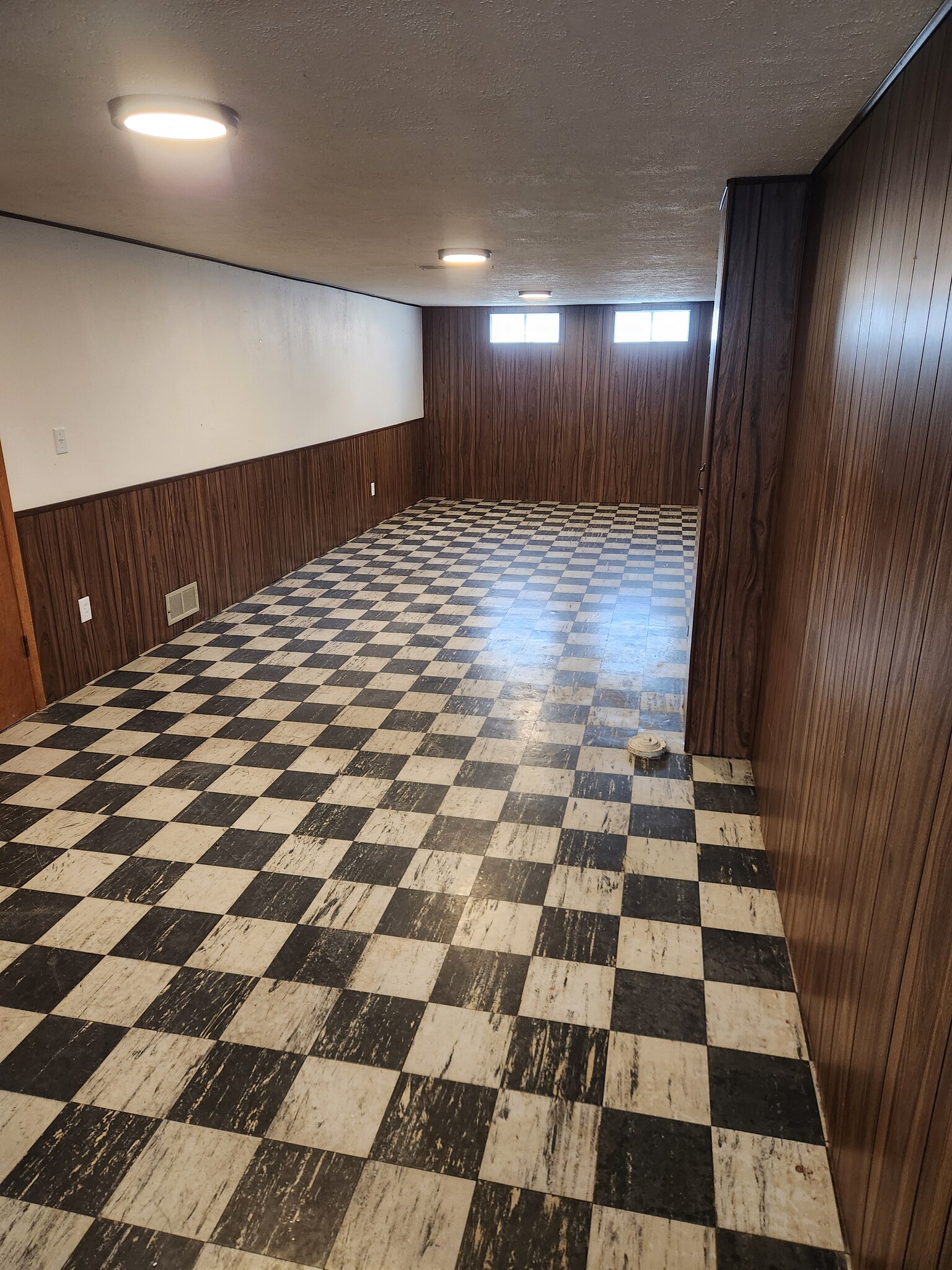 Lower Level - 4044 52nd St