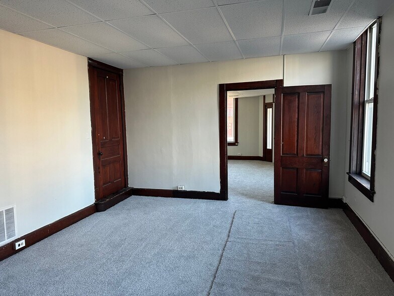 Building Photo - 3036 W Maryland St