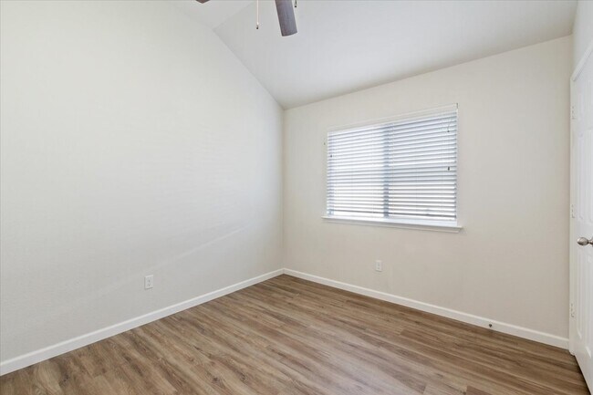 Building Photo - 326 Emerald Ridge Dr