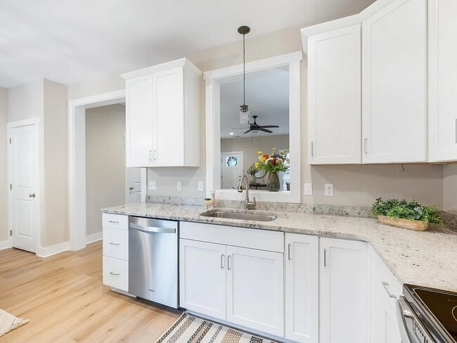 Building Photo - 186 Sunburst Villa Dr