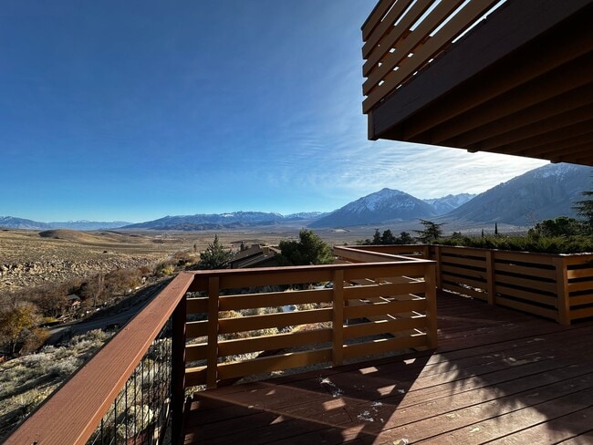 Building Photo - Views from Paradise!