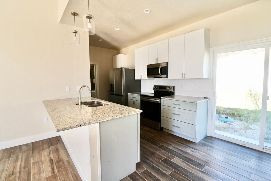 Building Photo - 2519 Golf Dr