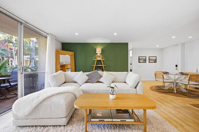 Building Photo - 6333 La Jolla Blvd