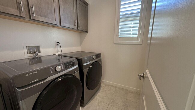 Building Photo - 26149 Park Ave