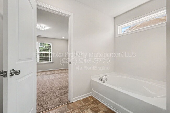 Building Photo - 6018 Weddington Pointe Dr