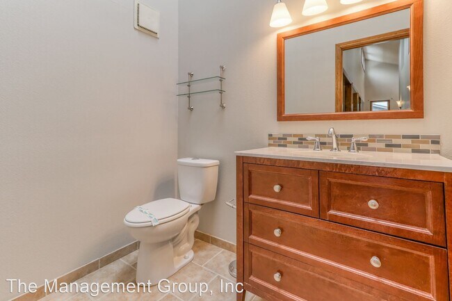 Building Photo - 4 br, 2.5 bath House - 2311 NE Parkview Drive