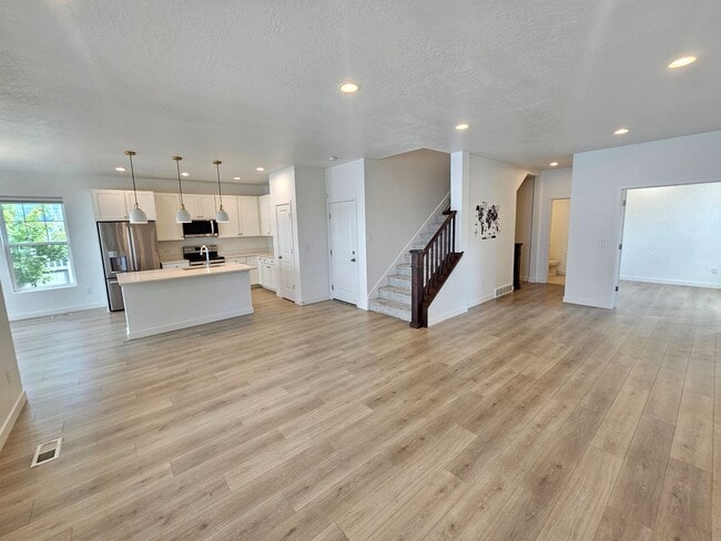 Building Photo - Amazing 4 Bed, 3.5 Daybreak Home with Office