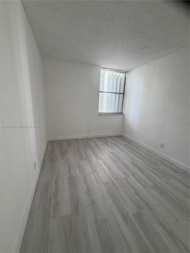 Building Photo - 20200 W Country Club Dr
