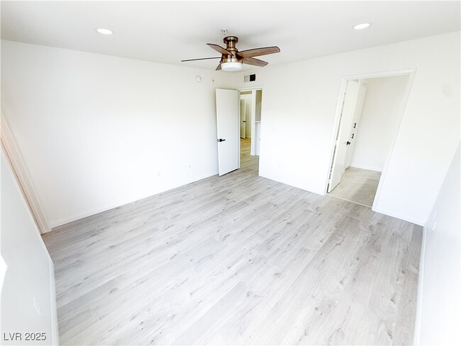 Building Photo - 950 Seven Hills Dr