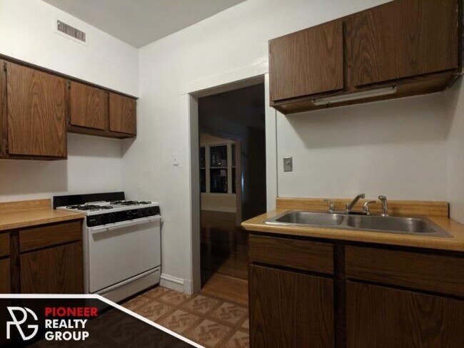 Building Photo - 2 bedroom in CHICAGO IL 60657
