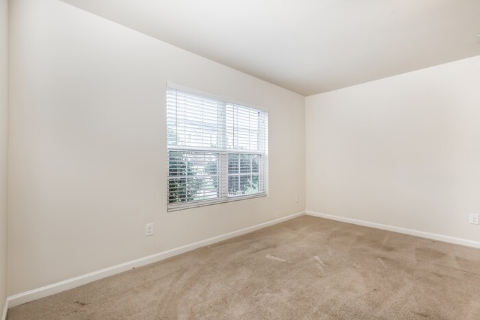 Building Photo - 1300 Forsythia Wy