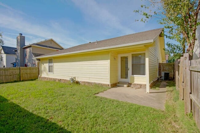 Building Photo - Great little modern and super clean home i...