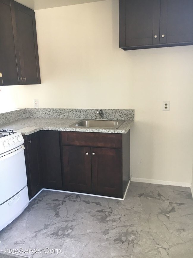 Interior Photo - 1868-1874 N Lincoln Ave