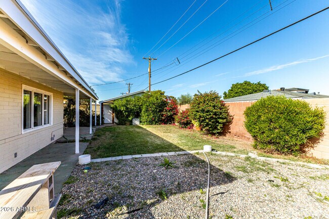 Building Photo - 3930 E Oak St