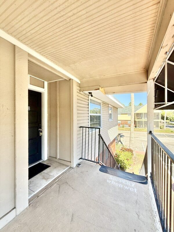 Building Photo - 200 Country Club Dr