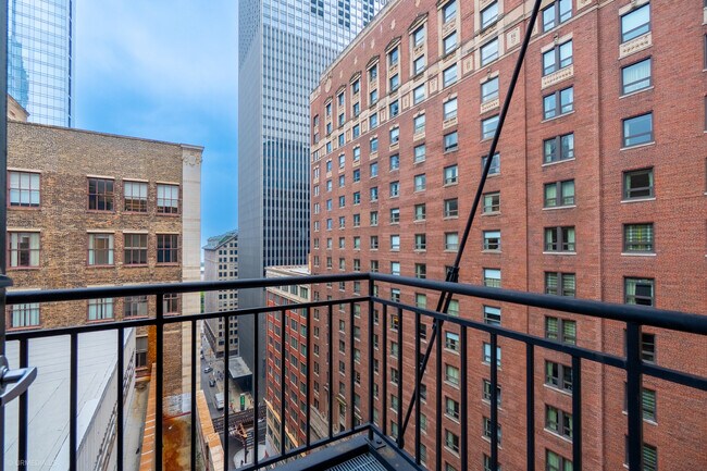 Building Photo - 6 E Monroe St