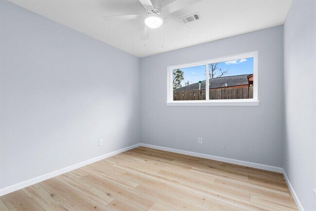 Building Photo - 3306 Crestdale Dr