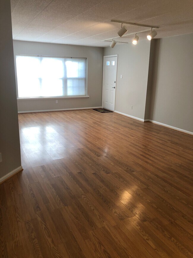 family room - 313 Glen Ln